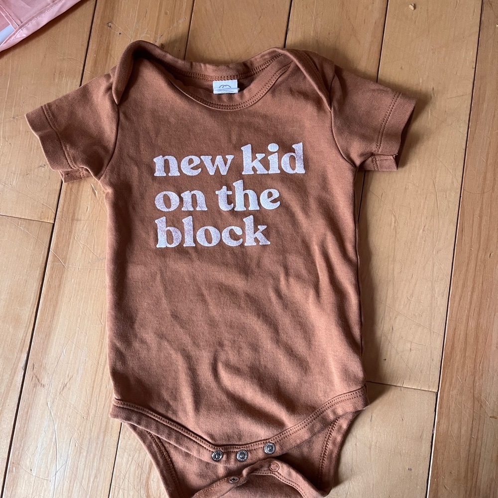 Colored Organics “New Kid On The Block” Baby Short Sleeve Bodysuit/Onesie 6-12M